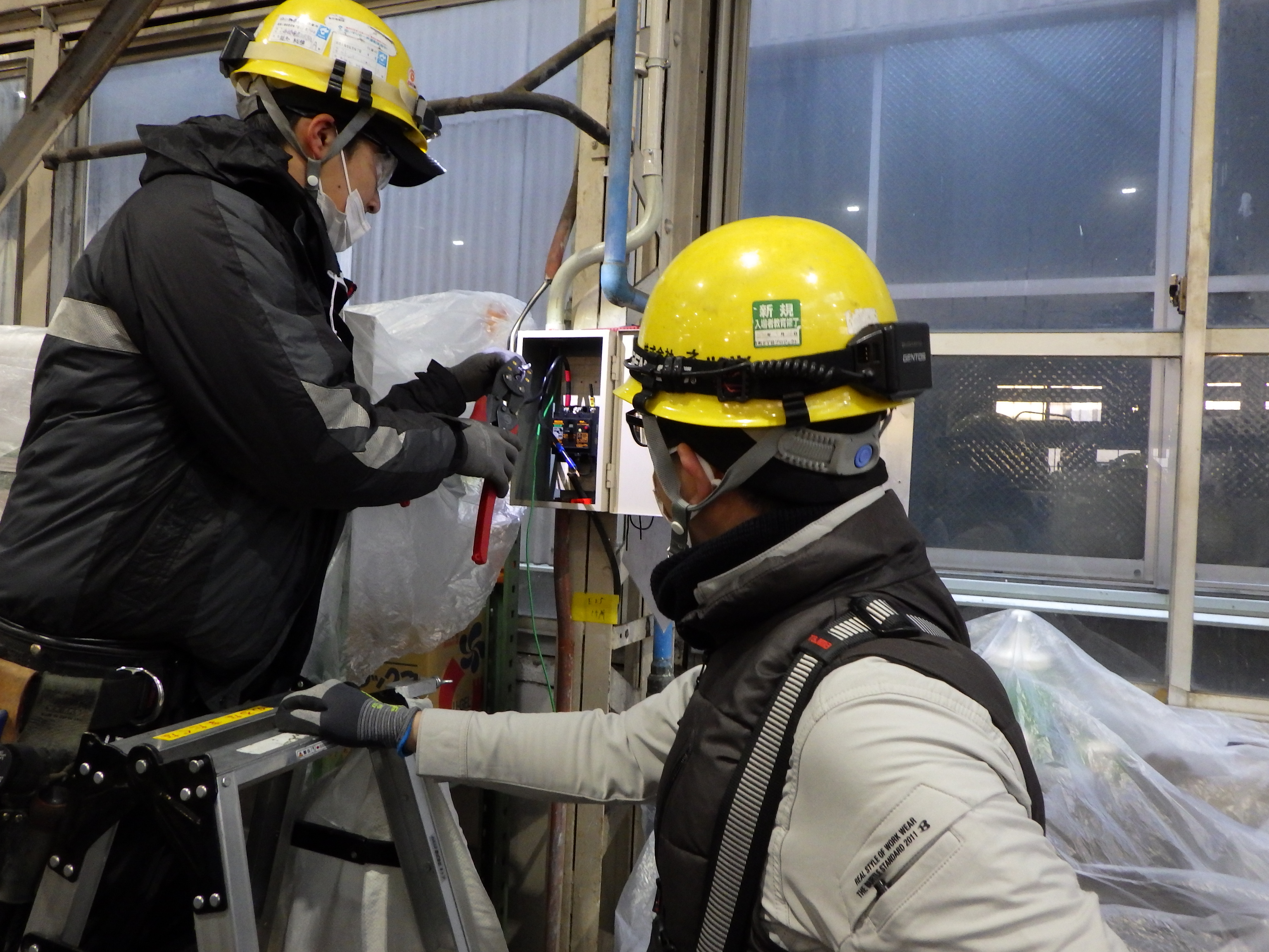 分電盤の工事施工を行う作業員